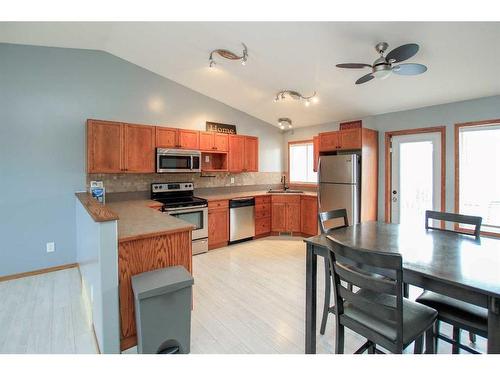 4905 Westbrooke Road, Blackfalds, AB - Indoor Photo Showing Kitchen