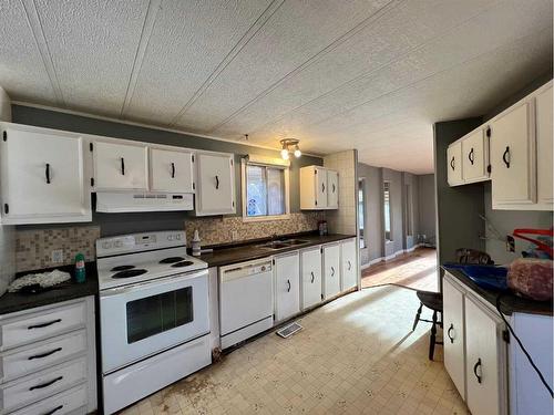 1407 Macquire Avenue, Ferintosh, AB - Indoor Photo Showing Kitchen