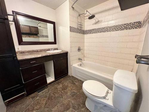 1407 Macquire Avenue, Ferintosh, AB - Indoor Photo Showing Bathroom