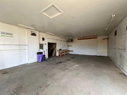 1407 Macquire Avenue, Ferintosh, AB - Indoor Photo Showing Garage