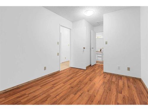 4307 46A Avenue, Red Deer, AB - Indoor Photo Showing Bathroom