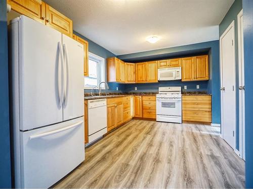 412 4 Avenue, Elnora, AB - Indoor Photo Showing Kitchen