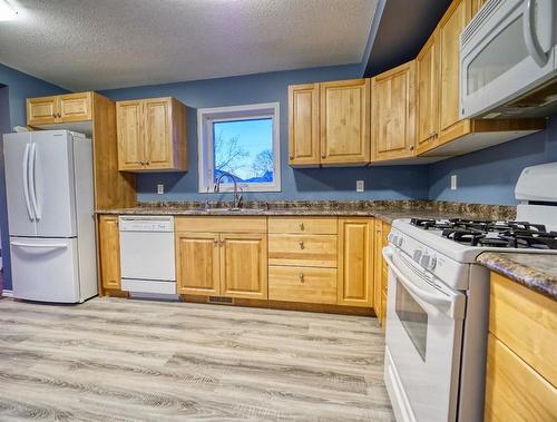 412 4 Avenue, Elnora, AB - Indoor Photo Showing Kitchen