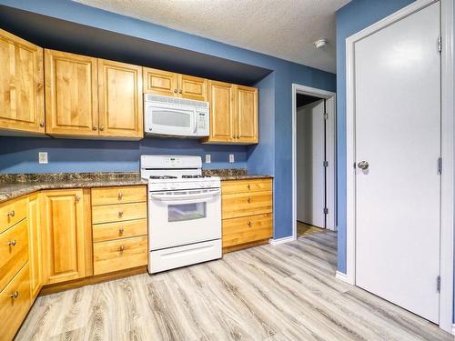 412 4 Avenue, Elnora, AB - Indoor Photo Showing Kitchen