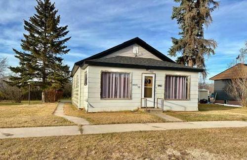 4926 50 Street, Hardisty, AB - Outdoor