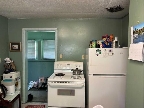 5013 44 Avenue, Ponoka, AB - Indoor Photo Showing Kitchen