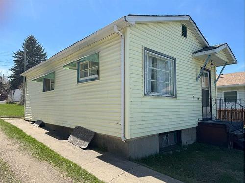 5013 44 Avenue, Ponoka, AB - Outdoor With Exterior