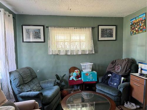 5013 44 Avenue, Ponoka, AB - Indoor Photo Showing Living Room