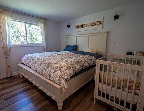 9-262065 Twp Rd 422, Rural Ponoka County, AB - Indoor Photo Showing Bedroom