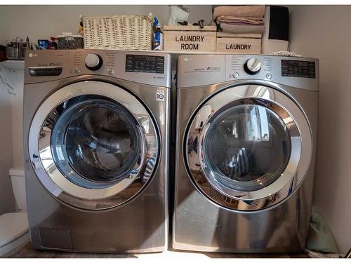 9-262065 Twp Rd 422, Rural Ponoka County, AB - Indoor Photo Showing Laundry Room