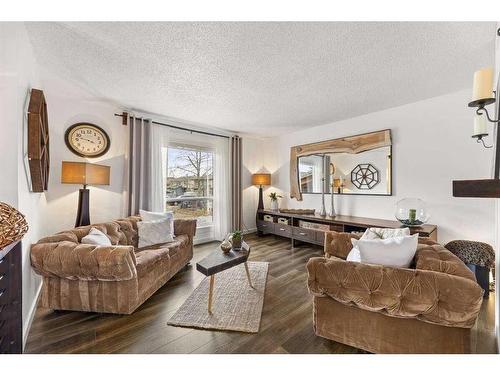 250 8 Street Se, Three Hills, AB - Indoor Photo Showing Living Room