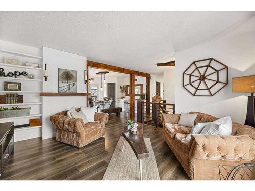 250 8 Street Se, Three Hills, AB - Indoor Photo Showing Living Room