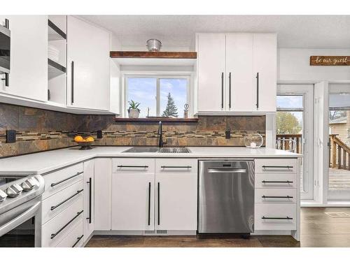 250 8 Street Se, Three Hills, AB - Indoor Photo Showing Kitchen