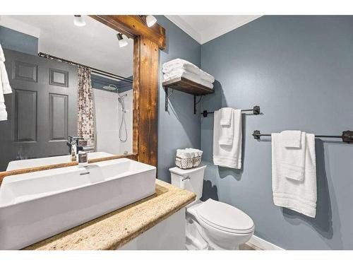 250 8 Street Se, Three Hills, AB - Indoor Photo Showing Bathroom