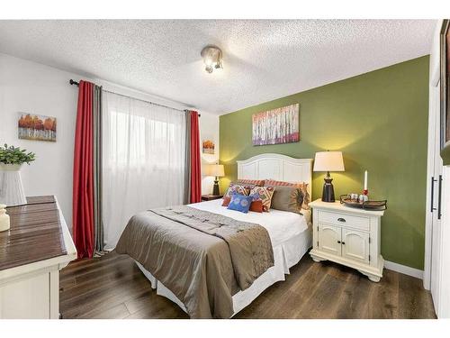 250 8 Street Se, Three Hills, AB - Indoor Photo Showing Bedroom