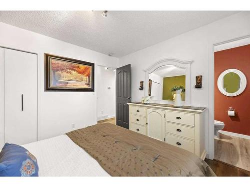 250 8 Street Se, Three Hills, AB - Indoor Photo Showing Bedroom