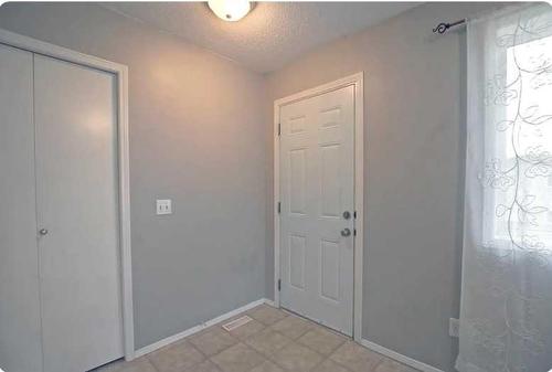 4715 & 4717 50 Street, Caroline, AB - Indoor Photo Showing Other Room