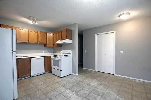 4715 & 4717 50 Street, Caroline, AB - Indoor Photo Showing Kitchen