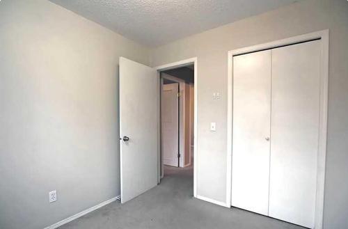 4715 & 4717 50 Street, Caroline, AB - Indoor Photo Showing Other Room