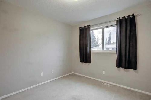 4715 & 4717 50 Street, Caroline, AB - Indoor Photo Showing Other Room