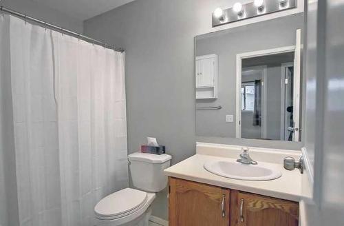 4715 & 4717 50 Street, Caroline, AB - Indoor Photo Showing Bathroom