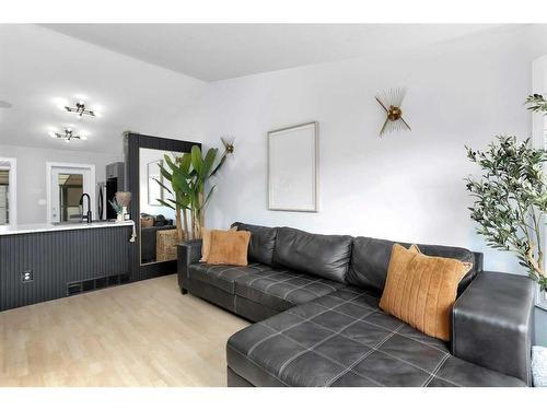 4921 Westbrooke Road, Blackfalds, AB - Indoor Photo Showing Living Room