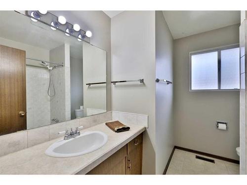 5704 42 Avenue, Camrose, AB - Indoor Photo Showing Bathroom