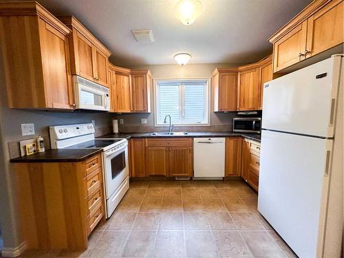 5-5311 57 Avenue, Ponoka, AB - Indoor Photo Showing Kitchen With Double Sink