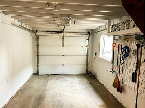 5-5311 57 Avenue, Ponoka, AB - Indoor Photo Showing Garage