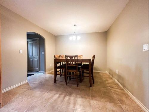 5-5311 57 Avenue, Ponoka, AB - Indoor Photo Showing Dining Room