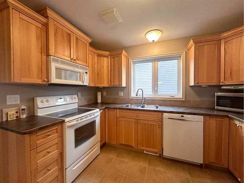 5-5311 57 Avenue, Ponoka, AB - Indoor Photo Showing Kitchen With Double Sink