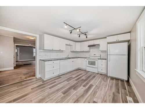 4927 47 Street, Innisfail, AB - Indoor Photo Showing Kitchen