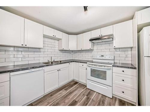 4927 47 Street, Innisfail, AB - Indoor Photo Showing Kitchen