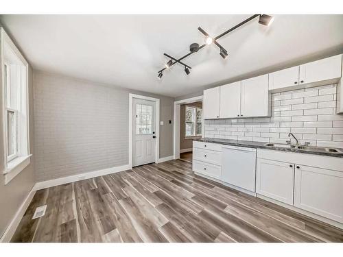 4927 47 Street, Innisfail, AB - Indoor Photo Showing Kitchen With Double Sink