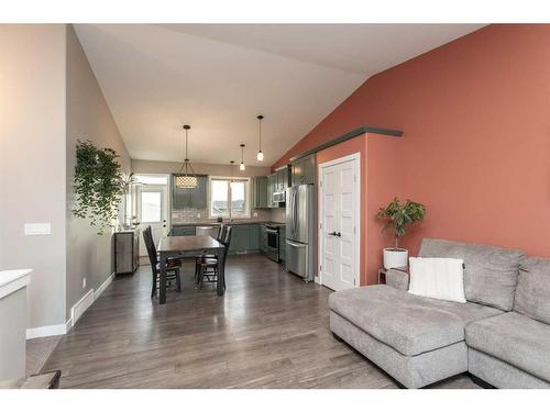 41 Mackenzie Avenue, Lacombe, AB - Indoor Photo Showing Living Room