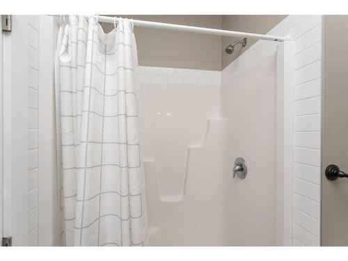 41 Mackenzie Avenue, Lacombe, AB - Indoor Photo Showing Bathroom