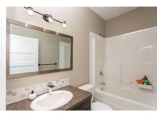 41 Mackenzie Avenue, Lacombe, AB - Indoor Photo Showing Bathroom