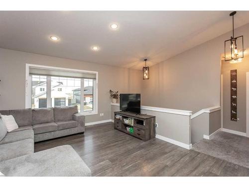 41 Mackenzie Avenue, Lacombe, AB - Indoor Photo Showing Living Room