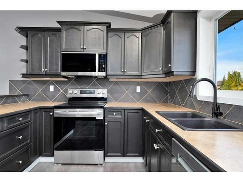 89 Kilburn Crescent, Red Deer, AB - Indoor Photo Showing Kitchen With Double Sink