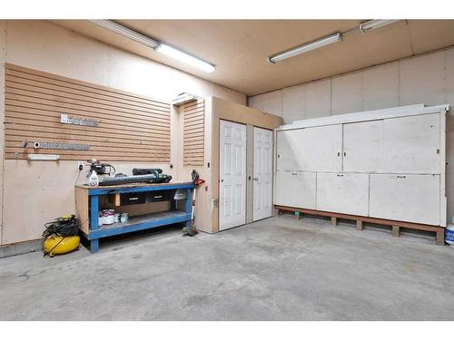 89 Kilburn Crescent, Red Deer, AB - Indoor Photo Showing Garage