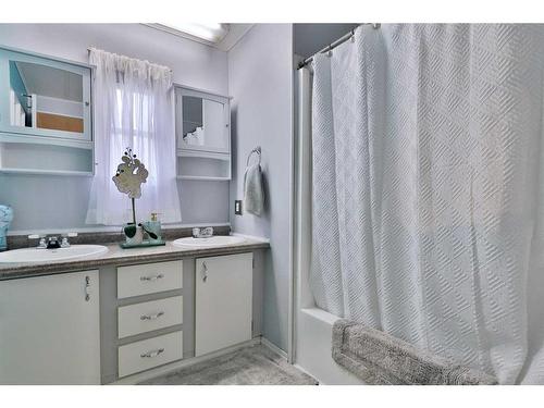 5421 50 Street, Camrose, AB - Indoor Photo Showing Bathroom