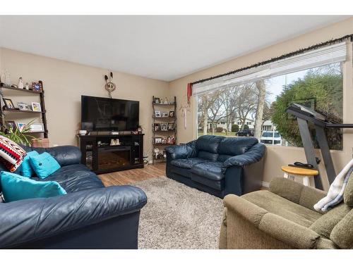 4208 59 Street Close, Camrose, AB - Indoor Photo Showing Living Room