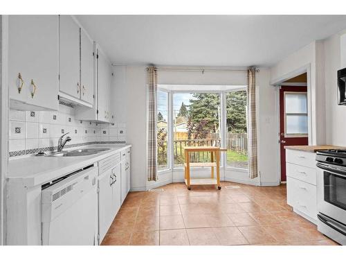 4848 51 Avenue, Eckville, AB - Indoor Photo Showing Kitchen