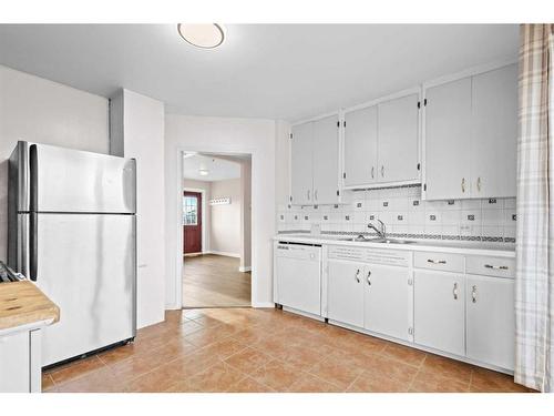 4848 51 Avenue, Eckville, AB - Indoor Photo Showing Kitchen