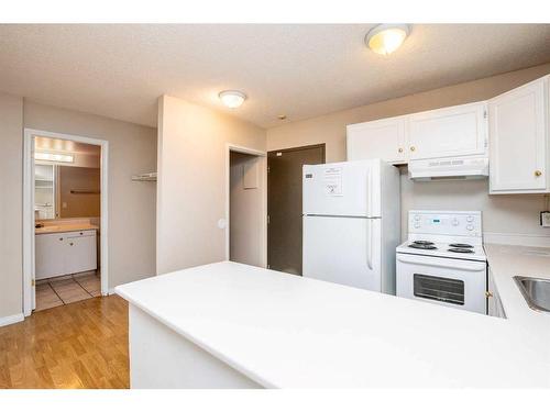 108-4820 47 Avenue, Red Deer, AB - Indoor Photo Showing Kitchen