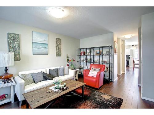 2203-30 Carleton Avenue West, Red Deer, AB - Indoor Photo Showing Living Room