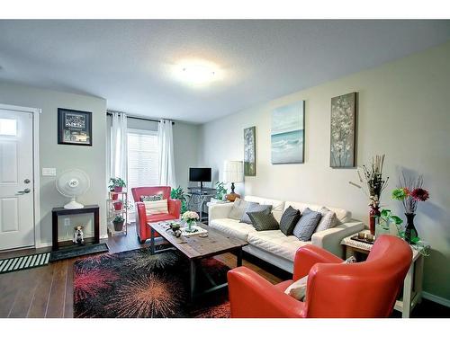 2203-30 Carleton Avenue West, Red Deer, AB - Indoor Photo Showing Living Room