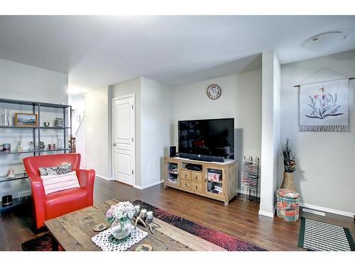 2203-30 Carleton Avenue West, Red Deer, AB - Indoor Photo Showing Living Room