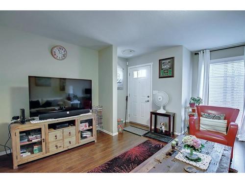 2203-30 Carleton Avenue West, Red Deer, AB - Indoor Photo Showing Living Room