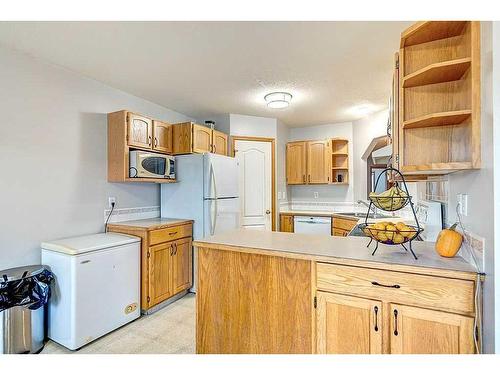 49 Old Boomer Road, Sylvan Lake, AB - Indoor Photo Showing Kitchen